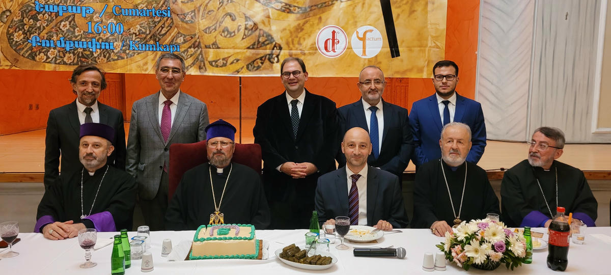 Պոլսոյ Պատրիարքական Աթոռի պատմութիւնը պաստառի վրայ